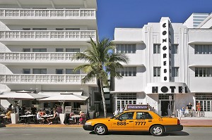 TAXI JAUNE SUR OCEAN DRIVE, KEY WEST, FLORIDA, QUARTIER ART DECO MIAMI BEACH, MIAMI, FLORIDE, FLORIDA, ETATS-UNIS, USA 