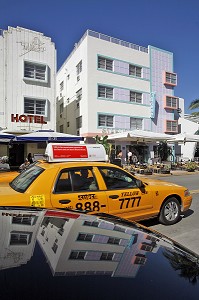 TAXI JAUNE SUR OCEAN DRIVE, QUARTIER ART DECO MIAMI BEACH, MIAMI, FLORIDE, FLORIDA, ETATS-UNIS, USA 