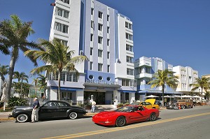 VOITURE DE SPORT ROUGE, OCEAN DRIVE, QUARTIER ART DECO MIAMI BEACH, MIAMI, FLORIDE, FLORIDA, ETATS-UNIS, USA 