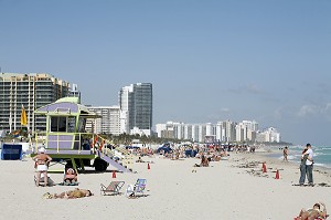 PLAGE, POSTE DE SAUVETAGE ET BUILDING DE MIAMI BEACH, SOUTH BEACH, MIAMI, FLORIDE, FLORIDA, ETATS-UNIS, USA 