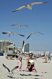 MERE ET SA FILLE DONNE DE LA NOURRITURE AUX MOUETTES, MIAMI BEACH, SOUTH BEACH, FLORIDE, FLORIDA, ETATS-UNIS, USA 