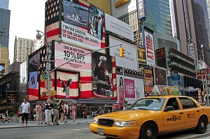 PUBLICITE POUR SUPPORTER LES TROUPES ARMEES AMERICAINES ET BUILDINGS DE TIMES SQUARE, QUARTIER DE MIDTOWN, MANHATTAN, NEW YORK CITY, ETAT DE NEW YORK, ETATS-UNIS 