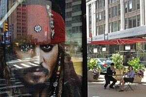 AFFICHE DU FILM PIRATE DES CARAIBES, COUPLE ET BUILDINGS DE TIMES SQUARE, QUARTIER DE MIDTOWN, MANHATTAN, NEW YORK CITY, ETAT DE NEW YORK, ETATS-UNIS 