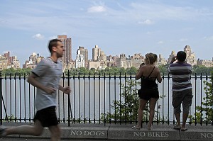 PROMENEUR LE LONG D'UN DES LACS ARTIFICIELS, CENTRAL PARK, ESPACE VERT SITUE DANS LE QUARTIER DE MANHATTAN, NEW YORK, ETAT DE NEW YORK, ETATS-UNIS 