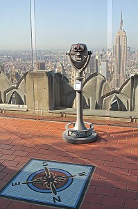 ROSE DES VENTS ET JUMELLES D'OBSERVATION DU TOP OF THE ROCK, TERRASSE PANORAMIQUE DU EG BUILDING, ROCKEFELLER CENTER, QUARTIER DE MIDTOWN, MANHATTAN, NEW YORK CITY, ETAT DE NEW YORK, ETATS-UNIS 