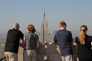 TOURISTES OBSERVANT L'EMPIRE STATE BUILDING, JUMELLES D'OBSERVATION DU TOP OF THE ROCK, TERRASSE PANORAMIQUE DU EG BUILDING, ROCKEFELLER CENTER, QUARTIER DE MIDTOWN, MANHATTAN, NEW YORK CITY, ETAT DE NEW YORK, ETATS-UNIS 