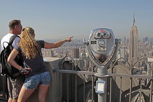 TOURISTES OBSERVANT L'EMPIRE STATE BUILDING, JUMELLES D'OBSERVATION DU TOP OF THE ROCK, TERRASSE PANORAMIQUE DU EG BUILDING, ROCKEFELLER CENTER, QUARTIER DE MIDTOWN, MANHATTAN, NEW YORK CITY, ETAT DE NEW YORK, ETATS-UNIS 