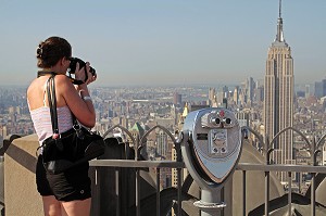 TOURISTE FILMANT L'EMPIRE STATE BUILDING, A COTE DES JUMELLES D'OBSERVATION DU TOP OF THE ROCK, TERRASSE PANORAMIQUE DU GE BUILDING, ROCKEFELLER CENTER, QUARTIER DE MIDTOWN, MANHATTAN, NEW YORK CITY, ETAT DE NEW YORK, ETATS-UNIS 
