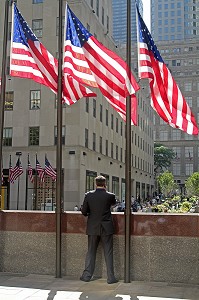 HOMME D'AFFAIRES AU TELEPHONE SUR LA TERRASSE SURPLOMBANT LA ROCKFELLER PLAZZA, ROCKEFELLER CENTER, QUARTIER DE MIDTOWN, MANHATTAN, NEW YORK CITY, ETAT DE NEW YORK, ETATS-UNIS 