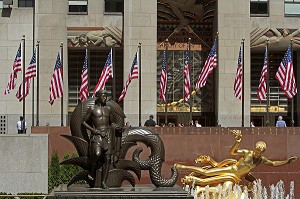 STATUE DE PROMETHEE APPORTANT LE FEU A L'HUMANITE, OEUVRE DE PAUL MANSHIP, ROCKFELLER PLAZZA, ROCKEFELLER CENTER, QUARTIER DE MIDTOWN, MANHATTAN, NEW YORK CITY, ETAT DE NEW YORK, ETATS-UNIS 