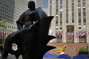 STATUE DE PROMETHEE APPORTANT LE FEU A L'HUMANITE, OEUVRE DE PAUL MANSHIP, ROCKFELLER PLAZZA, ROCKEFELLER CENTER, QUARTIER DE MIDTOWN, MANHATTAN, NEW YORK CITY, ETAT DE NEW YORK, ETATS-UNIS 