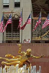 STATUE DE PROMETHEE APPORTANT LE FEU A L'HUMANITE, OEUVRE DE PAUL MANSHIP, ROCKFELLER PLAZZA, ROCKEFELLER CENTER, QUARTIER DE MIDTOWN, MANHATTAN, NEW YORK CITY, ETAT DE NEW YORK, ETATS-UNIS 