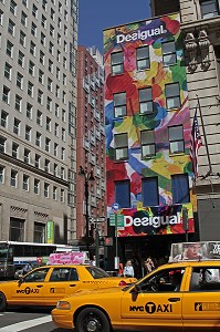 TAXIS NEW-YORKAIS DEVANT UNE BOUTIQUE DESIGUAL, NEW YORK CITY, ETAT DE NEW YORK, ETATS-UNIS 