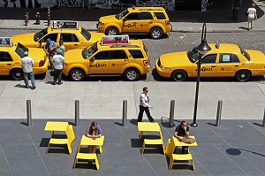 TERRASSE DE RESTAURANT PRES D'UNE STATION DE TAXIS NEW-YORKAIS, MEATPACKING DISTRICT, MANHATTAN, NEW YORK CITY, ETAT DE NEW YORK, ETATS-UNIS 