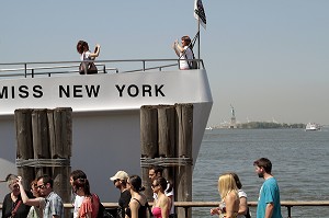 TOURISTES EMBARQUANT SUR UN FERRY POUR UNE CROISIERE A DESTINATION DE LIBERTY ISLAND, ILE OU FUT ERIGEE LA STATUE DE LA LIBERTE, BATTERY PARK, MANHATTAN, NEW YORK CITY, ETAT DE NEW YORK, ETATS-UNIS 