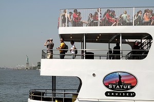 TOURISTES EMBARQUANT SUR UN FERRY POUR UNE CROISIERE A DESTINATION DE LIBERTY ISLAND, ILE OU FUT ERIGEE LA STATUE DE LA LIBERTE, BATTERY PARK, MANHATTAN, NEW YORK CITY, ETAT DE NEW YORK, ETATS-UNIS 