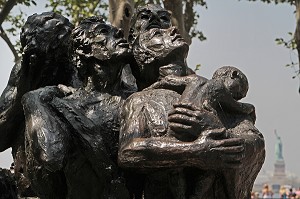 DETAIL DE LA SCULPTURE 'LES IMMIGRANTS', OEUVRE EN BRONZE DE LUIS SANGUINO CELEBRANT LA DIVERSITE DE NEW YORK ET LA LUTTE DES IMMIGRES, BATTERY PARK, MANHATTAN, NEW YORK CITY, ETAT DE NEW YORK, ETATS-UNIS 