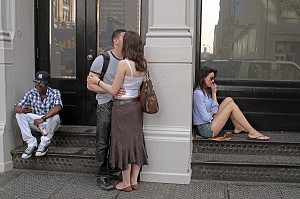 ADOLESCENTS DANS LA RUE, QUARTIER DE SOHO, MANHATTAN, NEW YORK CITY, ETAT DE NEW YORK, ETATS-UNIS 