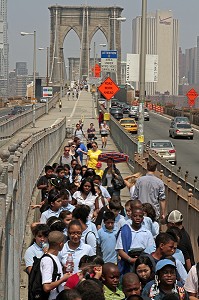 GROUPE D'ECOLIERS SUR LE PONT DE BROOKLYN (BROOKLYN BRIDGE), SORTIE SCOLAIRE, NEW YORK CITY, ETAT DE NEW YORK, ETATS-UNIS 