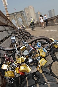CADENAS, SYMBOLES D'AMOUR ETERNEL, ACCROCHES SUR UN BANC DU PONT DE BROOKLYN (BROOKLYN BRIDGE), NEW YORK CITY, ETAT DE NEW YORK, ETATS-UNIS 