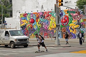 SCENE DE RUE SUR FOND DE GRAFFITIS, MANHATTAN, NEW YORK CITY, ETAT DE NEW YORK, ETATS-UNIS 