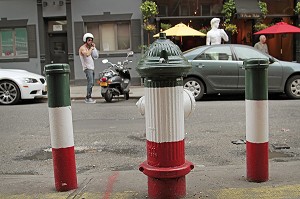 BOUCHES D'INCENDIE AUX COULEURS DU DRAPEAU ITALIEN, QUARTIER DE LITTLE ITALY, MANHATTAN, NEW YORK CITY, ETAT DE NEW YORK, ETATS-UNIS 