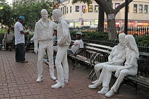 MONUMENT 'GAY LIBERATION', SCULPTURE DE GEORGE SEGAL RENDANT HOMMAGE AU MOUVEMENT DE LIBERATION DE LA POPULATION HOMOSEXUELLE DE LA FIN DES ANNEES 1960, CHRISTOPHER PARK, GREENWICH VILLAGE, MANHATTAN, NEW YORK CITY, ETAT DE NEW YORK, ETATS-UNIS 