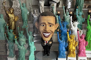 FIGURINE A L'EFFIGIE DE BARAK OBAMA, PRESIDENT DES ETATS-UNIS, AU MILIEU DE STATUES DE LA LIBERTE MINIATURES, BOUTIQUE DE SOUVENIRS, NEW YORK CITY, ETAT DE NEW YORK, ETATS-UNIS 