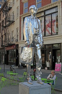 STATUE D'ANDY WARHOL (1928-1987), ARTISTE AMERICAIN ET FIGURE CENTRALE DU POP ART, SCULPTURE EN BRONZE CHROME COMMANDEE PAR LE PUBLIC ART FUND A L'ARTISTE AMERICAIN ROB PRUITT, MANHATTAN, NEW YORK CITY, ETAT DE NEW YORK, ETATS-UNIS 