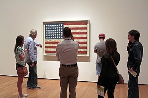 DRAPEAU AMERICAIN, OEUVRE 'POP ART' DE JASPER JOHNS, MOMA (MUSEUM OF MODERN ART), MUSEE D'ART MODERNE, QUARTIER DE MIDTOWN, MANHATTAN, NEW YORK CITY, ETAT DE NEW YORK, ETATS-UNIS 