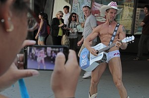 NAKED COWBOY, ARTISTE DE RUE DE SON VRAI NOM ROBERT JOHN BURCK, TIMES SQUARE, QUARTIER DE MIDTOWN, MANHATTAN, NEW YORK CITY, ETAT DE NEW YORK, ETATS-UNIS 