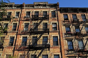 ESCALIERS EXTERIEURS SUR LA FACADE DES IMMEUBLES A ARMATURE METALLIQUE, CAST-IRON BUILDINGS, ARCHITECTURE NEE DE LA REVOLUTION INDUSTRIELLE, GREENWICH VILLAGE, MANHATTAN, NEW YORK CITY, ETAT DE NEW YORK, ETATS-UNIS 