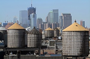 RESERVOIRS D'EAU SUR LE TOIT DES IMMEUBLES, QUARTIER DE CHELSEA, MANHATTAN, NEW YORK CITY, ETAT DE NEW YORK, ETATS-UNIS 