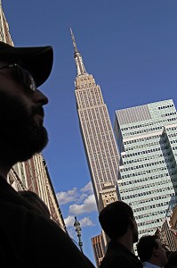 SCENE DE RUE DANS LE QUARTIER FINANCIER DE MANHATTAN, AVEC L'EMPIRE STATE BUILDING AU FOND, MANHATTAN, NEW YORK CITY, ETAT DE NEW YORK, ETATS-UNIS 