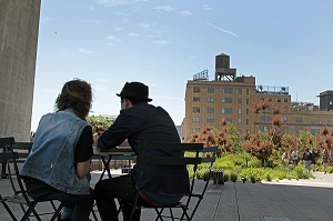 COUPLE ASSIS A UNE TABLE, HIGH LINE PARK, PARC URBAIN SUSPENDU AMENAGE SUR UNE ANCIENNE VOIE FERREE AERIENNE, MEATPACKING DISTRICT, MANHATTAN, NEW YORK CITY, ETAT DE NEW YORK, ETATS-UNIS 