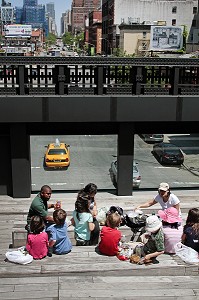 ENFANTS SUR LA PLATE-FORME D'OBSERVATION DOMINANT LA 10TH AVENUE, HIGH LINE PARK, PARC URBAIN SUSPENDU AMENAGE SUR UNE ANCIENNE VOIE FERREE AERIENNE, MEATPACKING DISTRICT, MANHATTAN, NEW YORK CITY, ETAT DE NEW YORK, ETATS-UNIS 