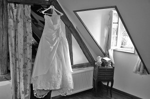 ROBE DE MARIEE ACCROCHEE A UN CINTRE PRES D'UNE FENETRE, PREPARATIF DE LA CEREMONIE DE MARIAGE, FRANCE 