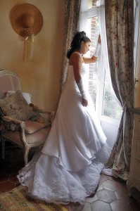 MARIEE EN ROBE BLANCHE PRES D'UNE FENETRE, PREPARATIF DE LA CEREMONIE DE MARIAGE, FRANCE 