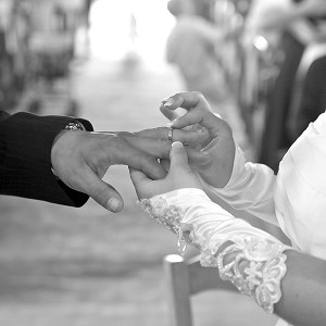 LA MARIEE PASSE L'ALLIANCE AU DOIGT DU FUTUR MARI A L'EGLISE LE JOUR DE LA CEREMONIE DE MARIAGE, FRANCE 