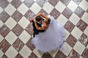 COUPLE DE MARIES EN TRAIN DE DANSER APRES LA CEREMONIE DE MARIAGE, FRANCE 