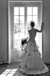 MARIEE EN ROBE BLANCHE PRES D'UNE FENETRE, PREPARATIF DE LA CEREMONIE DE MARIAGE, FRANCE 