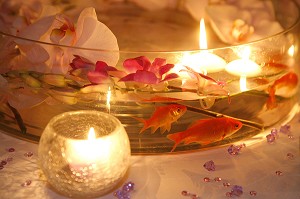 DECORATION AVEC DES BOUGIES ET DES POISSONS ROUGES SUR UN CENTRE DE TABLE POUR LA CEREMONIE DE MARIAGE, FRANCE 