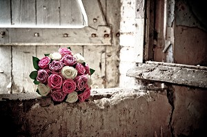 ILLUSTRATION MARIAGE CHAMPETRE, BOUQUET DE MARIEE SUR LE REBORD D'UNE FENETRE 