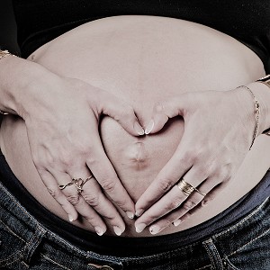 ILLUSTRATION SUR LA GROSSESSE, VENTRE ROND D'UNE FEMME ENCEINTE 