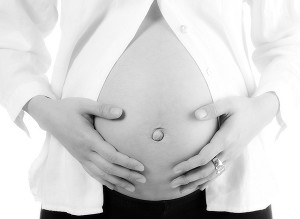 ILLUSTRATION SUR LA GROSSESSE, UNE FEMME ENCEINTE AVEC SES MAINS SUR SON VENTRE ROND 
