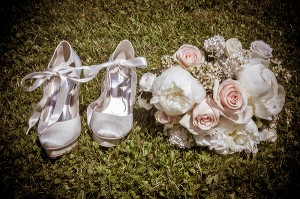 ILLUSTRATION MARIAGE, NATURE MORTE DE CHAUSSURES ET BOUQUET DE MARIEE 