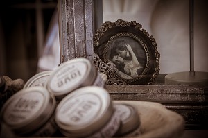 ILLUSTRATION MARIAGE, AMOUR ET COUPLE, MEDAILLON AVEC UNE PHOTO D'AMOUREUX DEBUT 19 EME SIECLE 