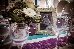 ILLUSTRATION MARIAGE, DECORATION TABLE MARIAGE AVEC UN CADRE AVEC UNE PHOTO D'AMOUREUX DEBUT 19 EME SIECLE 
