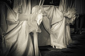 ILLUSTRATION MARIAGE, CHAISES POUR LES MARIES DANS UNE EGLISE 