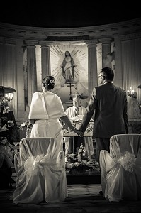 CEREMONIE RELIGIEUSE DE MARIAGE, EGLISE SAINT-JULIEN DE BOIS-NORMAND-PRES-LYRE, EURE (27), FRANCE 